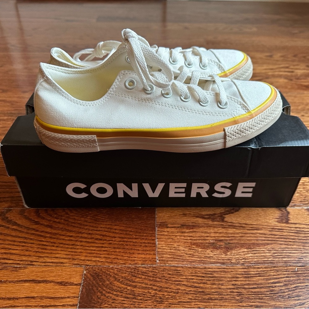 Converse low top white and orange 70s vintage look size 8